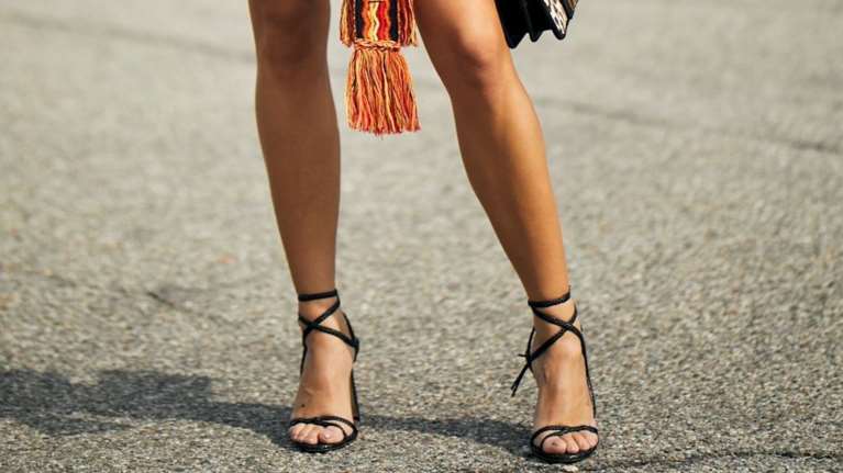 Αυτή είναι η πιο hot απόχρωση τώρα για τα πεντικιούρ του φετινού καλοκαιριού