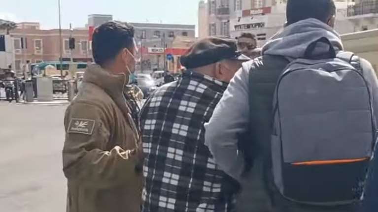 Σύρος: "Ξεφτίλα, δολοφόνε" φώναζαν στο λιμάνι τον 90χρονο που σκότωσε τον αγιογράφο στην Τήνο - Πήγε στον Εισαγγελέα