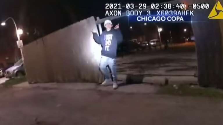 Σικάγο: Σοκάρει το βίντεο από την κάμερα αστυνομικού που πυροβόλησε και σκότωσε 13χρονο [βίντεο]