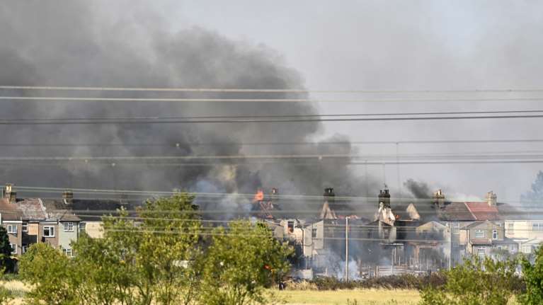 Πύρινος εφιάλτης και στο Λονδίνο: Κάηκαν σπίτια - Οι περισσότερες κλήσεις στην Πυροσβεστική από τον Β&#39; Παγκόσμιο Πόλεμο