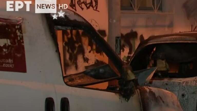 Καλλιθέα: Άγνωστοι έκαψαν τρία βανάκια των ΕΛΤΑ - Ζημιές και σε σταθμευμένο ΙΧ