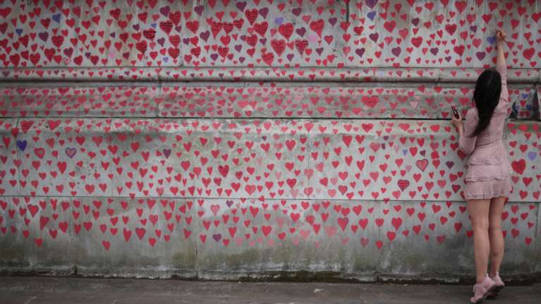 Λονδίνο: Συγκλονιστικός &quot;τοίχος μνήμης&quot; 500 μέτρων με καρδιές και ονόματα χιλιάδων νεκρών του κορονοϊού [εικόνες]