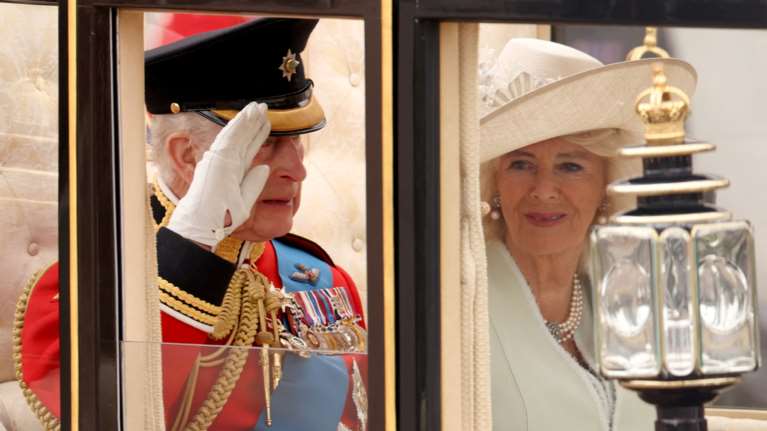 Συναισθηματικά φορτισμένος ο Βασιλιάς Κάρολος στην &quot;Trooping the Colour&quot; - Στο πλευρό του η Καμίλα  [Εικόνες]