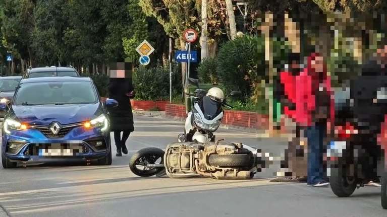 Ν. Φιλαδέλφεια: Τροχαίο στη Δεκελείας - Τραματίστηκε οδηγός μηχανής [βίντεο]