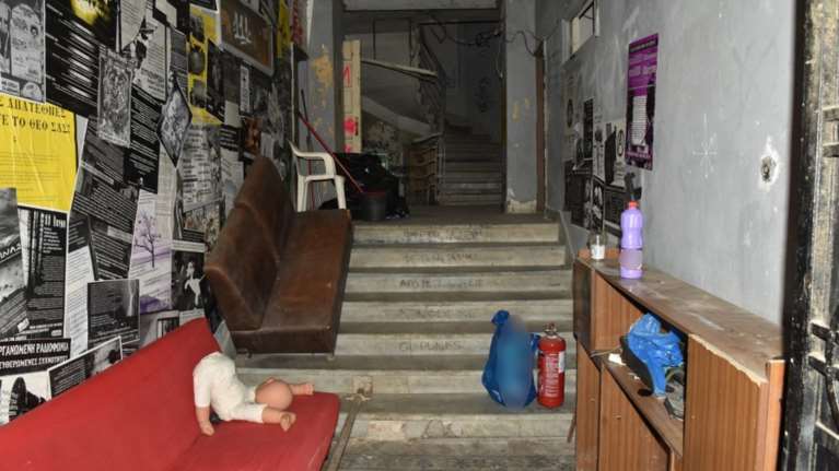 Εκκένωση κατάληψης στη Θεσσαλονίκη μετά από 7 χρόνια: Βρέθηκαν στυλιάρια, ασύρματος και αλεξίσφαιρο γιλέκο