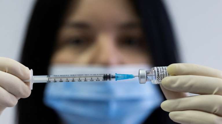 &quot;Βόμβα&quot; από New York Times: Τα εμβόλια που δεν είναι mRNA δεν παρέχουν σχεδόν καμία άμυνα από την Όμικρον