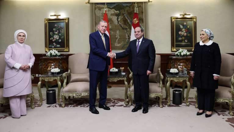 Στο Κάιρο για επίσημη επίσκεψη ο Ερντογάν: Πρώτη φορά μετά από 12 χρόνια - Τα βρίσκει με τον Αλ Σίσι