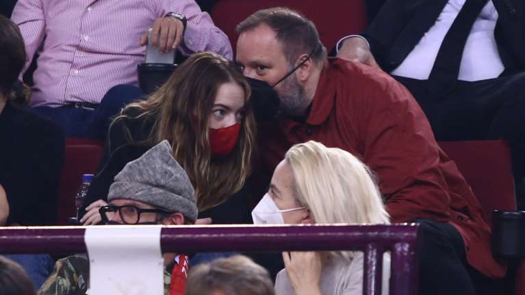 Η Έμα Στόουν είδε τον αγώνα του Ολυμπιακού στο ΣΕΦ μαζί με τον Γιώργο Λάνθιμο [Εικόνες]