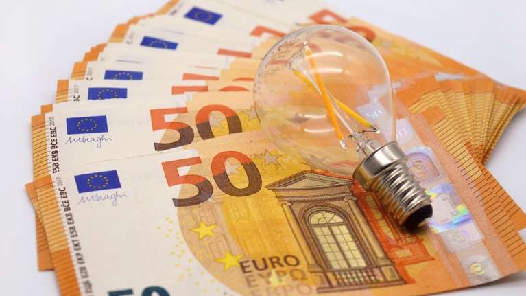 Χρωματιστά τιμολόγια: Ακόμα και στα 260 ευρώ τον χρόνο το όφελος από τη μείωση των τιμών στο ρεύμα