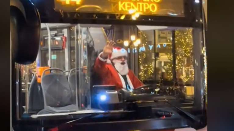 Θεσσαλονίκη: Ο πιο μερακλής οδηγός λεωφορείου- Ντύθηκε Άγιος Βασίλης και βγήκε για δρομολόγιο [βίντεο]