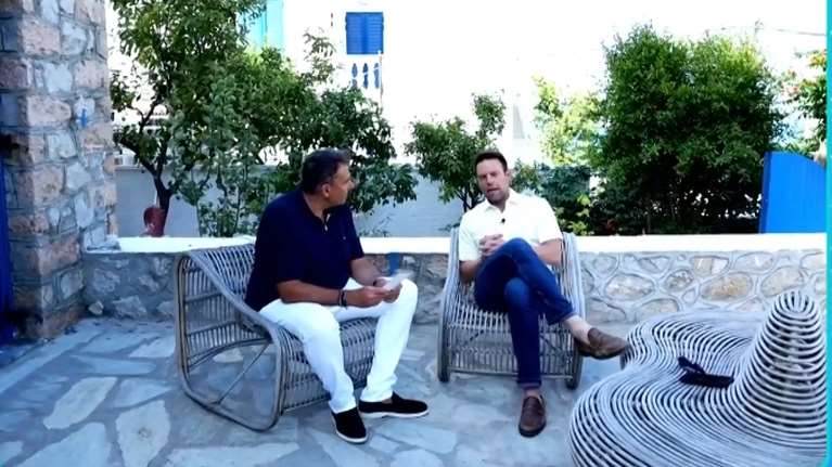 Το εντυπωσιακό σπίτι του Κασσελάκη στις Σπέτσες: Παραδοσιακό, πέτρινο με μπλε παράθυρα και θέα στη θάλασσα