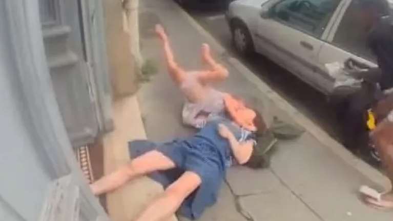 Άγρια επίθεση στο Μπορντό της Γαλλίας: Άνδρας επιτέθηκε σε γιαγιά και εγγονή έξω από το σπίτι τους [βίντεο]