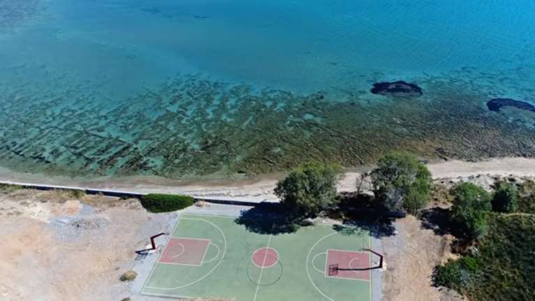 Αυτό είναι το πιο... εξωτικό γήπεδο μπάσκετ και βρίσκεται στην Ελαφόνησο [βίντεο]