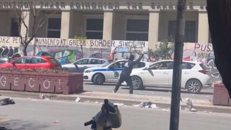 Επεισόδια στην ΑΣΟΕΕ: Η στιγμή που άγνωστος πετά πέτρες σε περιπολικό - Πυροβόλησε 3 φορές στον αέρα ο αστυνομικός [βίντεο]