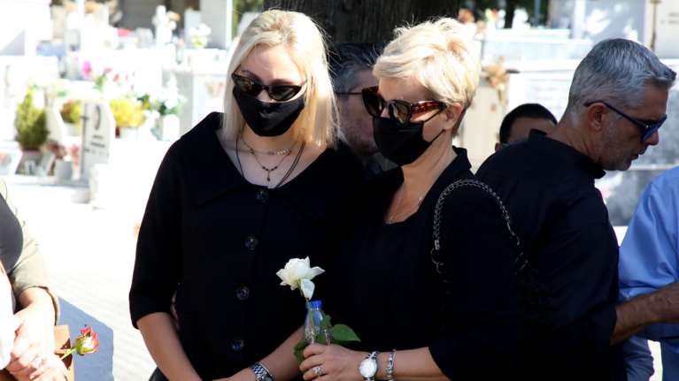 Τελευταίο αντίο στον Κώστα Μπατή: Σε κλίμα οδύνης και σε κλειστό κύκλο η κηδεία του