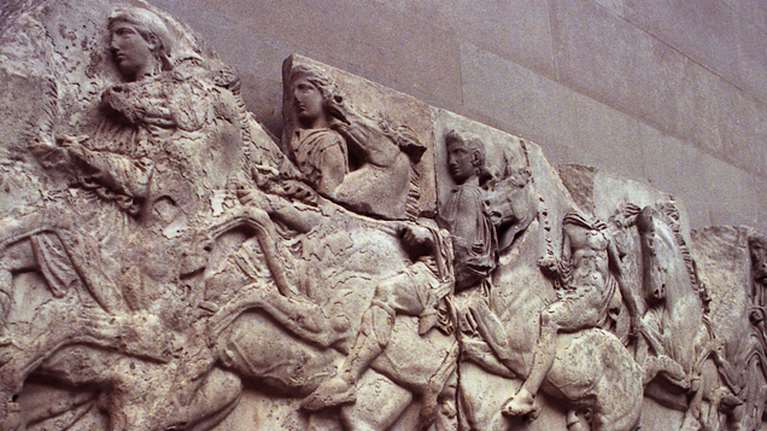 Νέα πρόκληση για τα Γλυπτά του Παρθενώνα: Τα είχατε στα ερείπια, λένε οι Βρετανοί - Κλοπή κατά συρροή, απαντά η Μενδώνη