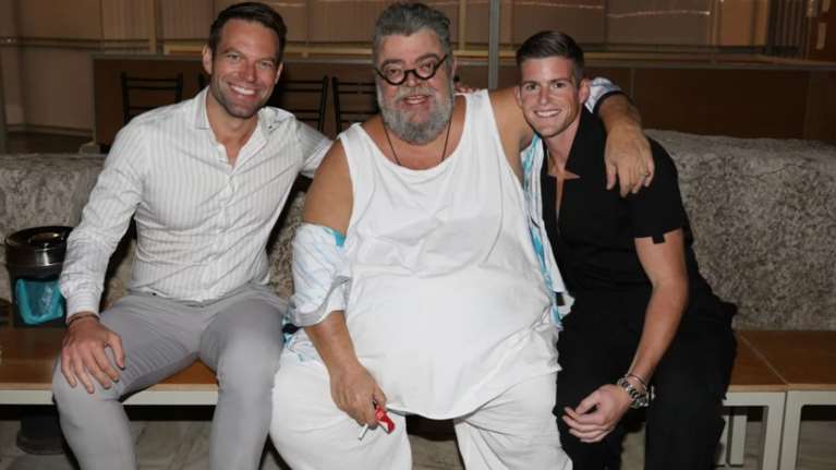 Αγκαλιά με τον Στέφανο Κασσελάκη και τον Τάιλερ ο Σταμάτης Κραουνάκης, μετά τη συναυλία του [εικόνες]