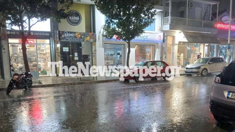 Βόλος: Σφοδρή καταιγίδα σαρώνει την περιοχή - Συνεχείς κεραυνοί και θυελλώδεις ριπές ανέμου