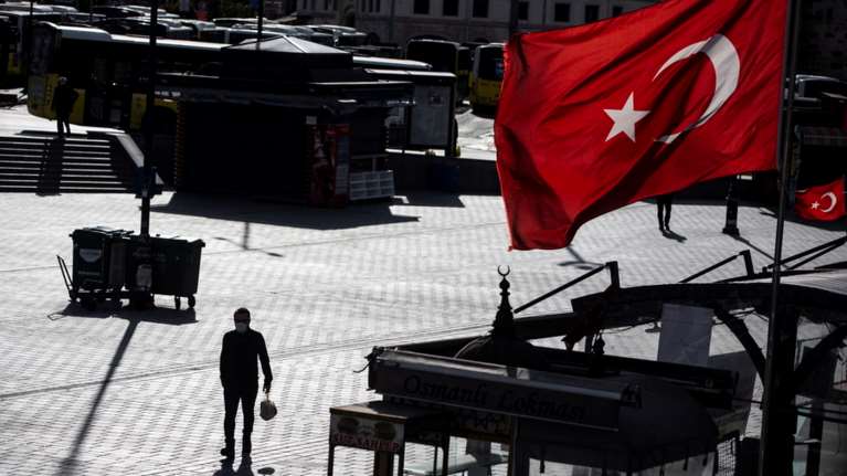 Η Τουρκία απειλεί με &quot;αποφασιστική απάντηση&quot; μετά τη διάλυση των Γκρίζων Λύκων στη Γαλλία