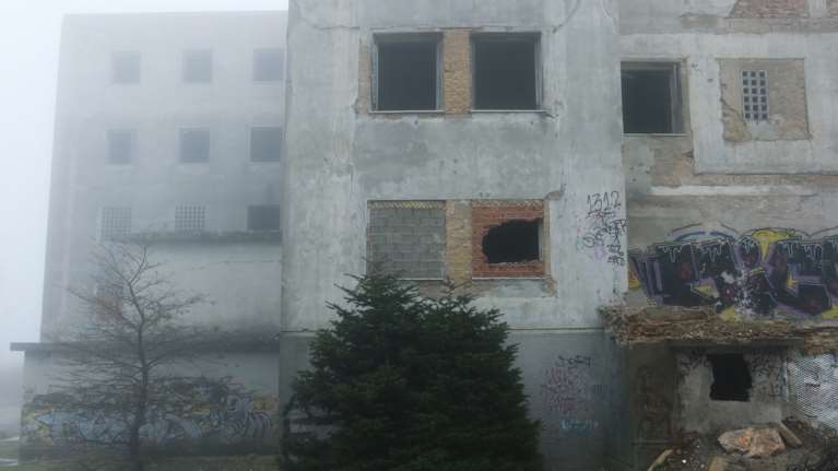 Το &quot;στοιχειωμένο&quot; σανατόριο της Πάρνηθας μέσα στην ομίχλη [εικόνες]