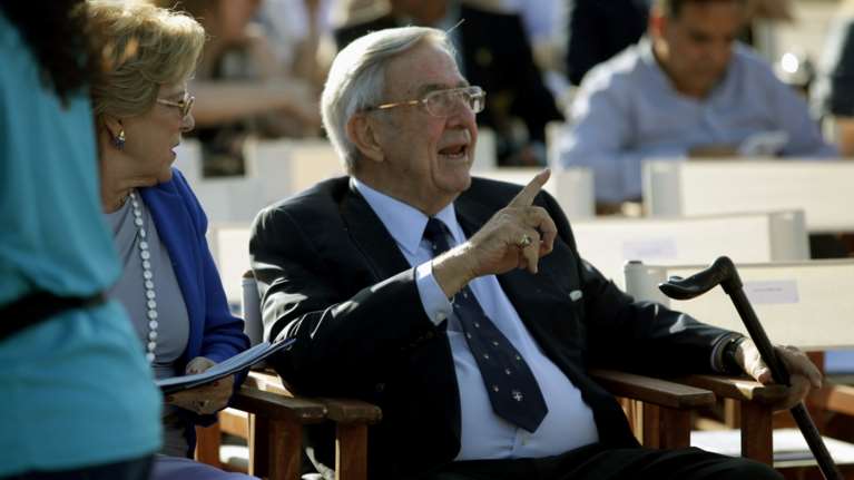 Μάντζος για κηδεία τέως: Η αναβάθμιση της κυβερνητικής εκπροσώπησης κλείνει το μάτι και στη φιλοβασιλική πτέρυγα της ΝΔ