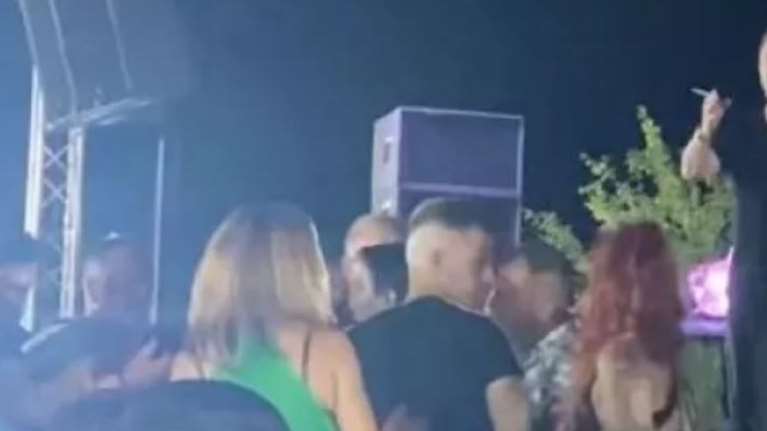 Έξαλλος ο Σταμάτης Γονίδης με μεθυσμένο σε πανηγύρι στην Κόρινθο: &quot;Βγάλτε τον έξω&quot; [βίντεο]