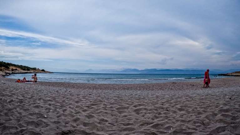 Καιρός: Επιμένει η ζέστη με 34άρια, βροχές και καταιγίδες σε τρεις περιοχές - Η πρόγνωση μέχρι την Τετάρτη