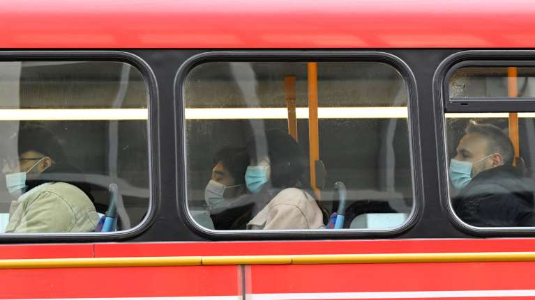 Βρετανία: Τέλος οι μάσκες και στα ΜΜΜ - Παρελθόν η καραντίνα από αύριο