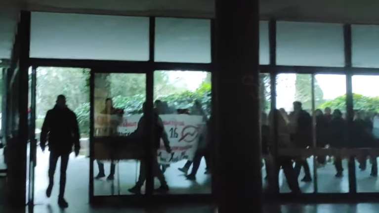 Ανακατέλαβαν τη Νομική Σχολή του ΑΠΘ - Φοιτητές μπήκαν στο κτίριο μόλις έφυγαν τα ΜΑΤ