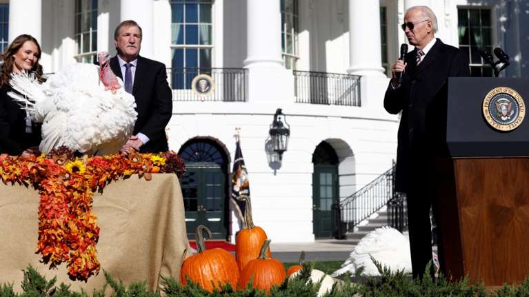 Ο Μπάιντεν τηρεί την παράδοση - Έδωσε χάρη σε δύο γαλοπούλες για τη γιορτή των Ευχαριστιών [εικόνες]
