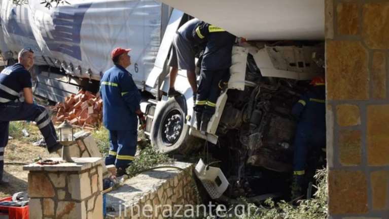 Ζάκυνθος: Φορτηγό καρφώθηκε σε σπίτι - Δύο τραυματίες [εικόνες]