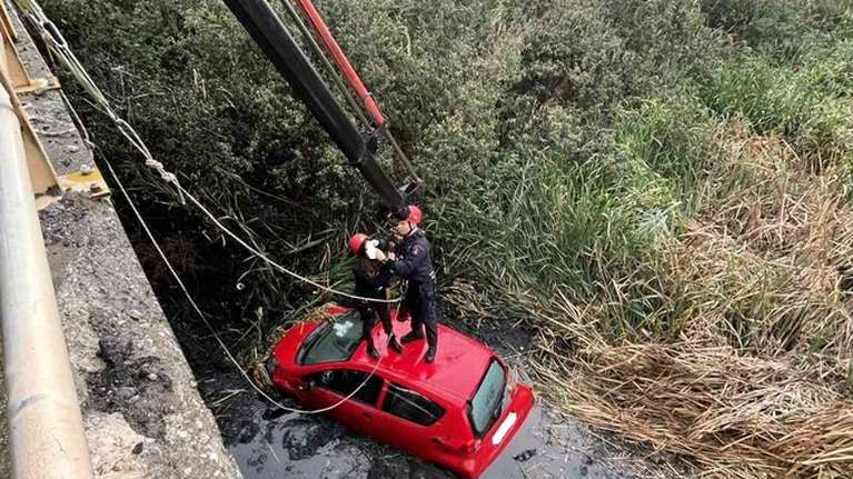 Θέρμη: Αυτοκίνητο έπεσε σε αρδευτικό κανάλι - Απεγκλωβίστηκαν σώες η οδηγός και μία συνεπιβάτης [εικόνες]