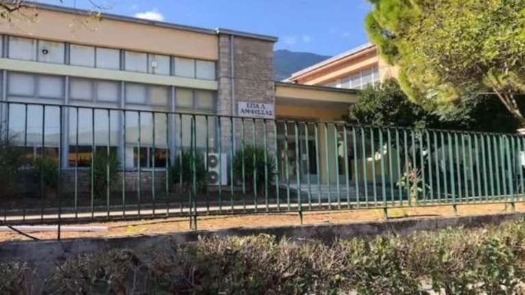 Αμφισσα: Συναγερμός για πυρκαγιά στο ΕΠΑΛ - Δέκα άτομα μεταφέρθηκαν στο νοσοκομείο