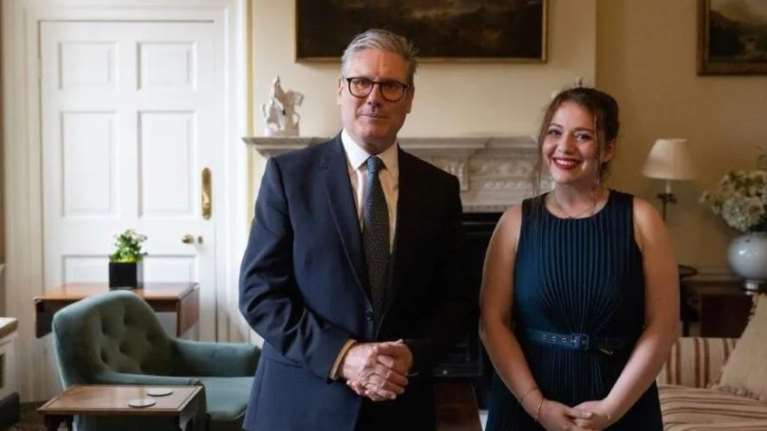 Από τον Ευαγγελισμό στην Ντάουνιγκ Στριτ: Η νοσηλεύτρια που συναντήθηκε με τον Στάρμερ δούλευε στην Ελλάδα [βίντεο]