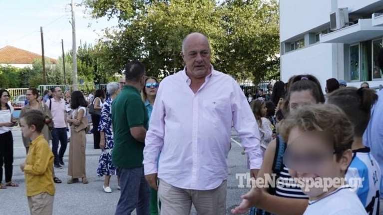 Ο Μπέος πέταξε στους μαθητές ανθοδέσμη στον αγιασμό [βίντεο]