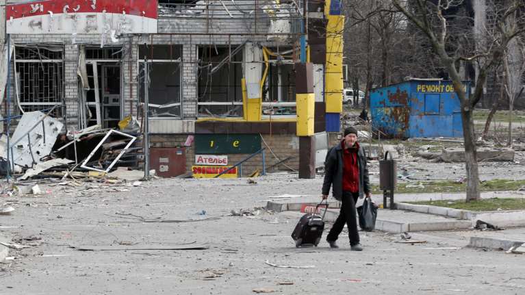 &quot;Μάχη&quot; για να σωθούν οι άμαχοι της Μαριούπολης: Πάνω από 3.000 έφυγαν - Νέα προσπάθεια σήμερα από τον Ερυθρό Σταυρό