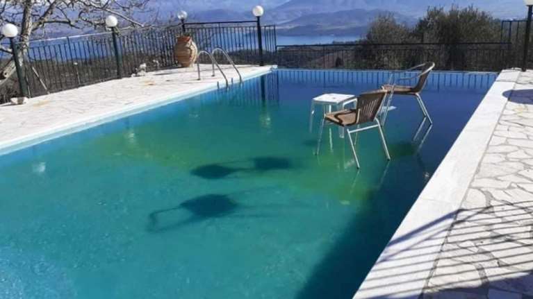 Απίστευτη εικόνα στην Κέρκυρα: Πάγωσε η πισίνα και την έκαναν... καθιστικό με καρέκλες και σκαμπό