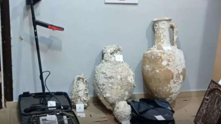 Ιωάννινα: Δύο συλλήψεις για αρχαιοκαπηλία - Αρχαία νομίσματα, εκκλησιαστικές εικόνες και αμφορείς