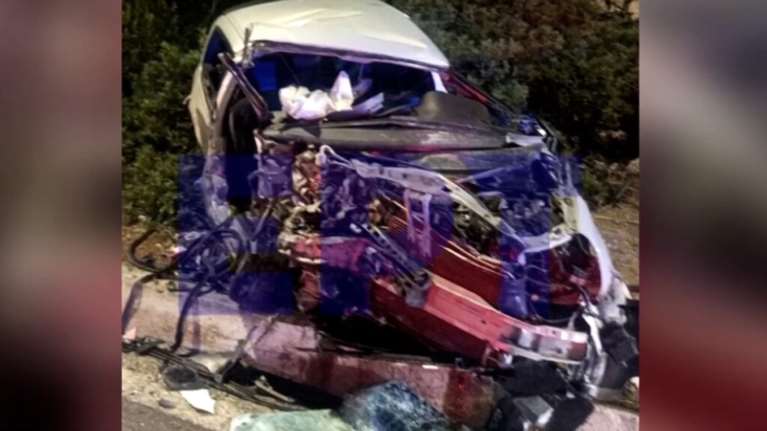 Εικόνες σοκ από το θανατηφόρο τροχαίο στη Βάρκιζα - Σμπαράλια τα δύο αυτοκίνητα από τη μετωπική σύγκρουση