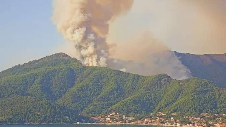 Φωτιά στη Θάσο: Καλύτερη η εικόνα στο πύρινο μέτωπο - Και ο στρατός στην μάχη - Η κατάσταση σε Κορυδαλλό και Μεσσηνία
