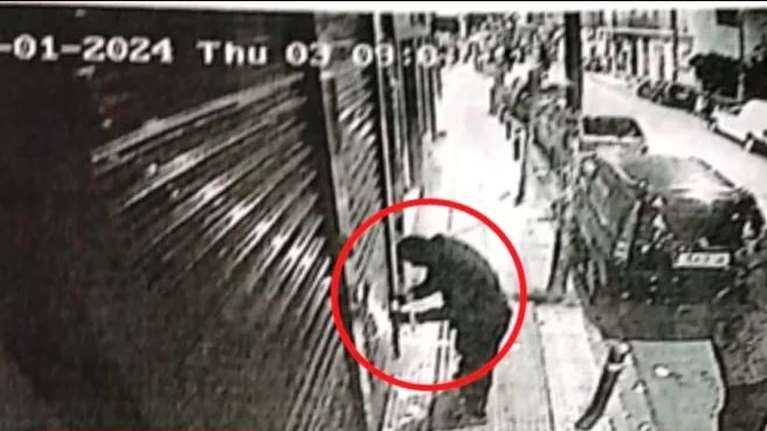 Η στιγμή που ο τρομοκράτης βάζει βόμβα στην τράπεζα στα Πετράλωνα - Βίντεο ντοκουμέντο