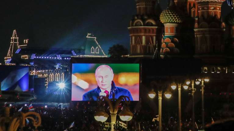 &quot;Παράσταση&quot; Πούτιν στην Κόκκινη Πλατεία: Εψαλε τον εθνικό ρωσικό ύμνο μαζί με χιλιάδες υποστηρικτές - &quot;Δική μας η νίκη&quot;