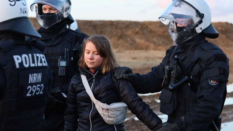 Γερμανία: Υπό κράτηση η γνωστή ακτιβίστρια Γκρέτα Τούνμπεργκ μετά από επεισοδιακές διαδηλώσεις στο χωριό Λούτσερατ [Εικόνες]