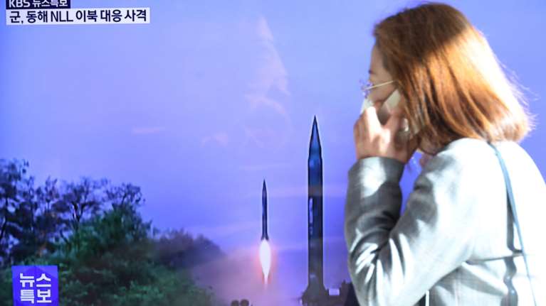 Βόρεια Κορέα: Ο Κιμ εκτόξευσε τρεις βαλλιστικούς πυραύλους - Αποτυχία με τον διηπειρωτικό, συναγερμός και στην Ιαπωνία