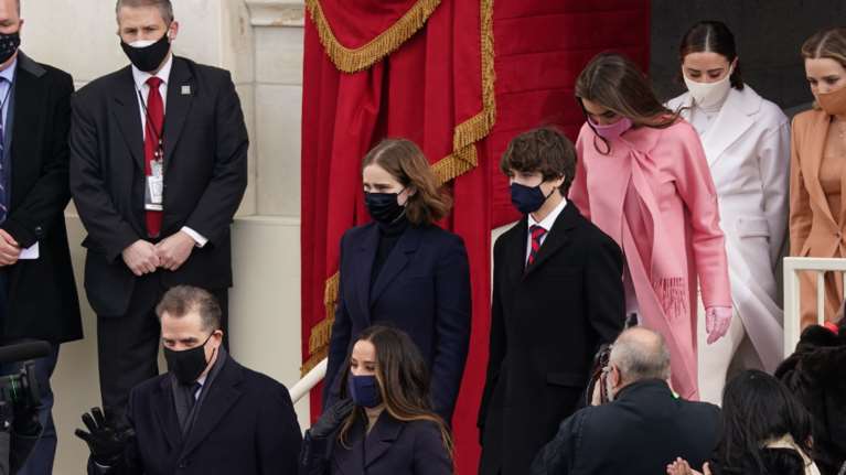 Νέο αίμα στον Λευκό Οίκο: Οι εγγονές του Μπάιντεν με μονόχρωμα look &amp; sneakers