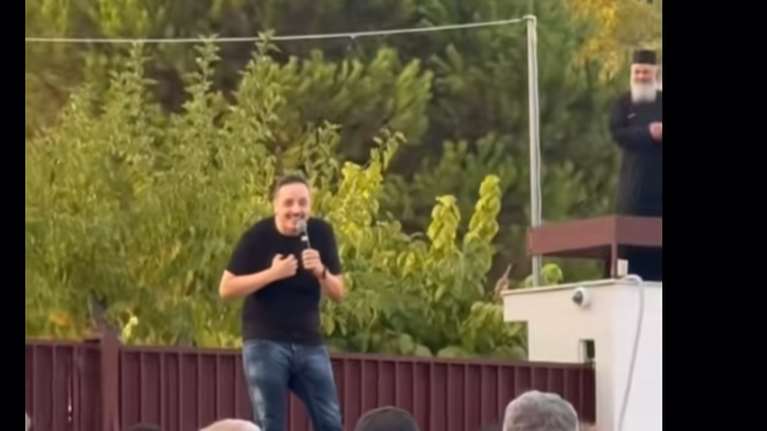 Αλέξανδρος Τσουβέλας: Viral η παράσταση με πρωταγωνιστή έναν...παπά και το soundtrack του &quot;Ιησού από τη Ναζαρέτ&quot; [βίντεο]