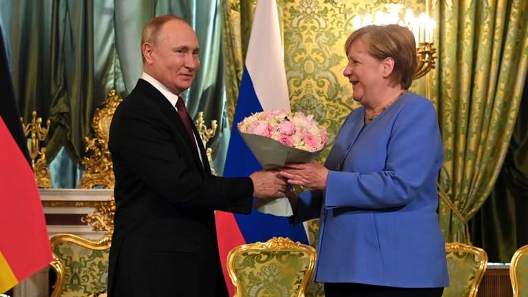 Κρεμλίνο: Με ανθοδέσμη και χαμόγελα υποδέχθηκε τη Μέρκελ ο Πούτιν - Τελικά τα &quot;έσπασαν&quot; για τον Ναβάλνι [Εικόνες - Βίντεο]