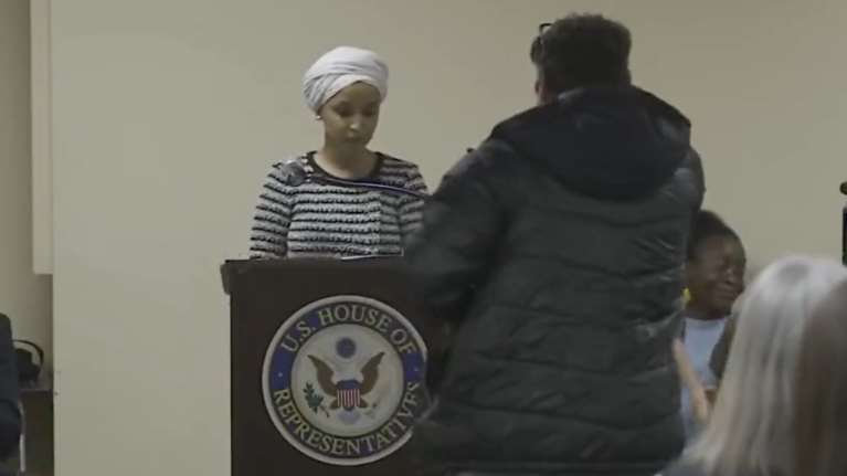 Μινεάπολη: Ανδρας ψέκασε με άγνωστη ουσία βουλευτή των Δημοκρατικών σε ομιλία της κατά της ICE [βίντεο]