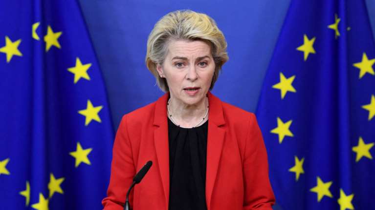 Ερευνα στην ΕΕ για τα κρυφά SMS της φον ντερ Λάιεν με τον CEO της Pfizer Άλμπερτ Μπουρλά