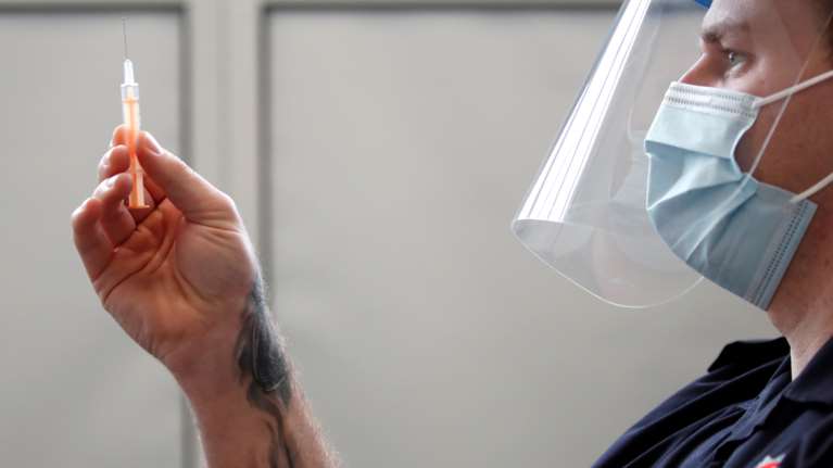 Pfizer και AstraZeneca εναντίον μετάλλαξης Δέλτα: Τι έδειξε το &quot;crash test&quot; της Ιατρικής Σχολής του ΕΚΠΑ